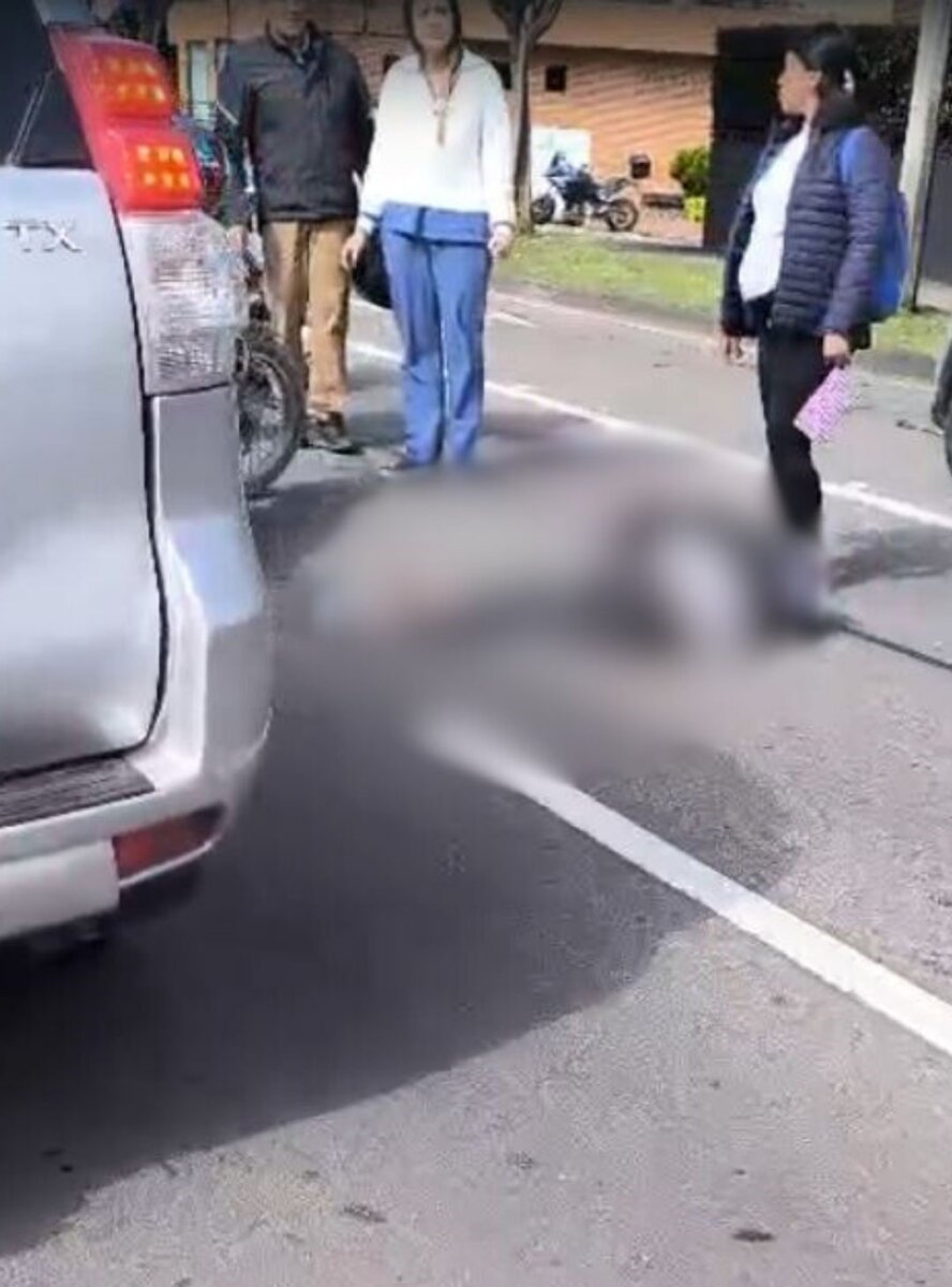 Trágico accidente de tránsito cobró la vida de motociclista en Usaquén 2 Trágico accidente de tránsito cobró la vida de motociclista en Usaquén El vehículo de la víctima quedó tirado al costado del separador que divide los carriles y el cuerpo del motociclista terminó varios metros adelante.