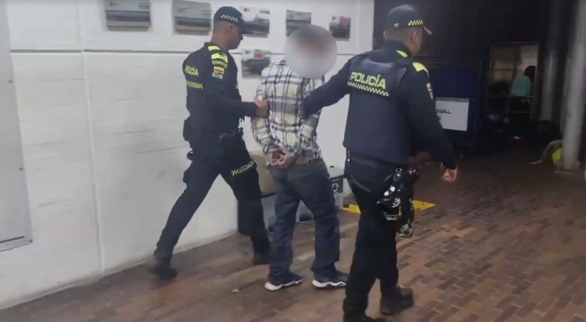 Un hombre fue capturado tras asaltar y herir a pasajeros en un bus intermunicipal 1 Un-hombre-fue-capturado-tras-asaltar-en-un-bus-intermunicipal