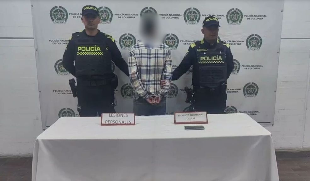 Un hombre fue capturado tras asaltar y herir a pasajeros en un bus intermunicipal 2 Un-hombre-fue-capturado-tras-asaltar-en-un-bus-intermunicipal