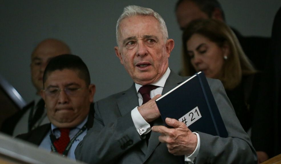 Una-manta-para-tapar-el-desastre-Uribe-critica-la-consulta-popular