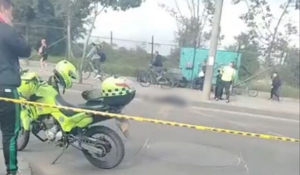Una mujer habría fallecido por un infarto en una moto en la Av. Cali 1 Una mujer habría fallecido por un infarto en una moto en la Av. Cali