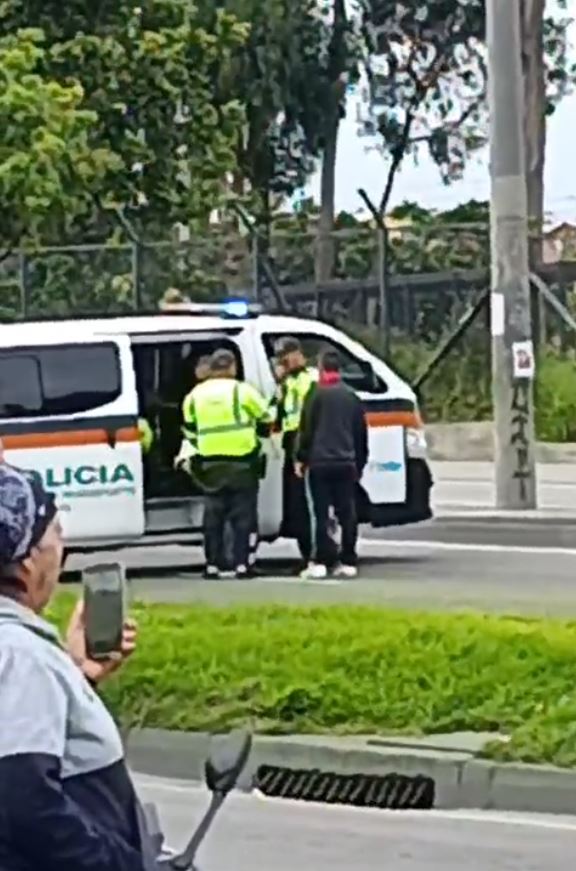 Una mujer habría fallecido por un infarto en una moto en la Av. Cali 2 Una mujer habría fallecido por un infarto en una moto en la Av. Cali Horas después del hecho, testigos del lugar comenzaron a reportar que no se trató de un accidente y que la persona que falleció no era el motociclista sino una mujer que iba de copiloto.