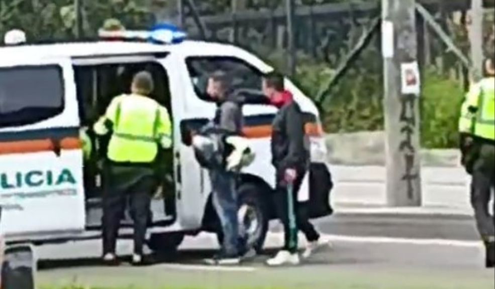 Una mujer habría fallecido por un infarto en una moto en la Av. Cali 7 Una mujer habría fallecido por un infarto en una moto en la Av. Cali Horas después del hecho, testigos del lugar comenzaron a reportar que no se trató de un accidente y que la persona que falleció no era el motociclista sino una mujer que iba de copiloto.