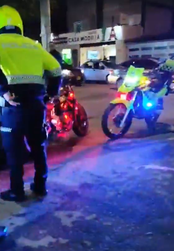 Vecinos del barrio Modelia le dio paloterapia a presunto ladrón en moto 2 Vecinos del barrio Modelia le dio paloterapia a presunto ladrón en moto Los hechos ocurrieron en la noche de este jueves 08 de mayo, cuando, al parecer el sujeto intentaba cometer una nueva fechoría.
