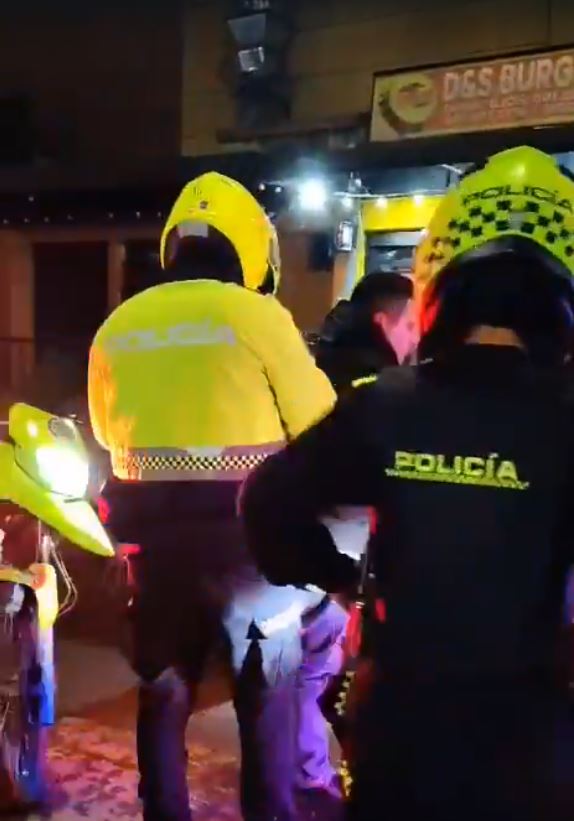 Vecinos del barrio Modelia le dio paloterapia a presunto ladrón en moto 3 Vecinos del barrio Modelia le dio paloterapia a presunto ladrón en moto Los hechos ocurrieron en la noche de este jueves 08 de mayo, cuando, al parecer el sujeto intentaba cometer una nueva fechoría.