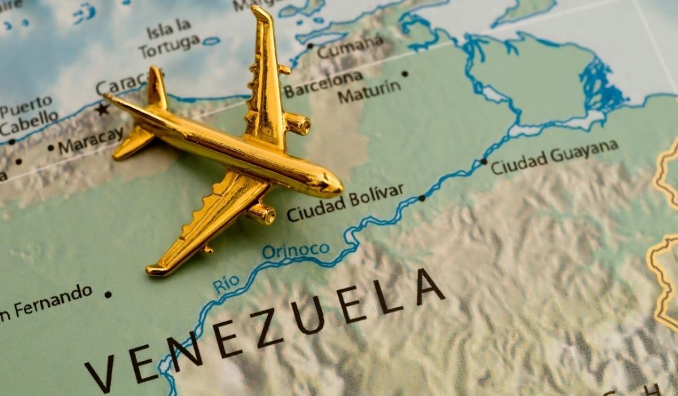 Venezuela suspende los vuelos provenientes de Colombia 2 Venezuela suspende los vuelos provenientes de Colombia El régimen de Nicolás Maduro anunció la suspensión de todos los vuelos desde Colombia hacia Venezuela, porque supuestamente están siendo usados por mercenarios para ingresar a ese país.