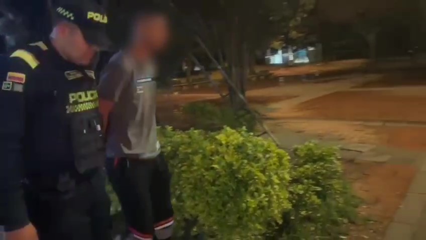 La Policía de Usaquén reportó la captura de presunto abusador de una niña de 8 años 3 La Policía de Usaquén reportó la captura de presunto abusador de una niña de 8 años Luego de cometer el presunto abuso, los uniformados encontraron al sospechoso escondido en uno de los baños del primer piso de la edificación.