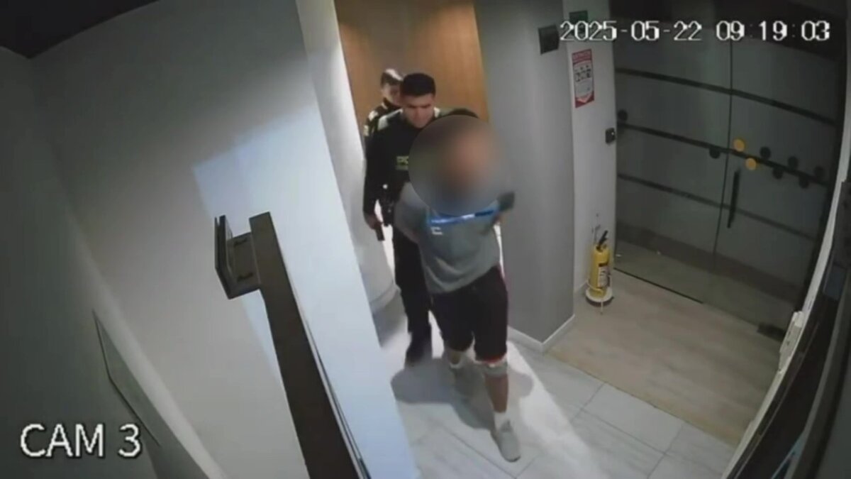 La Policía de Usaquén reportó la captura de presunto abusador de una niña de 8 años 2 La Policía de Usaquén reportó la captura de presunto abusador de una niña de 8 años Luego de cometer el presunto abuso, los uniformados encontraron al sospechoso escondido en uno de los baños del primer piso de la edificación.