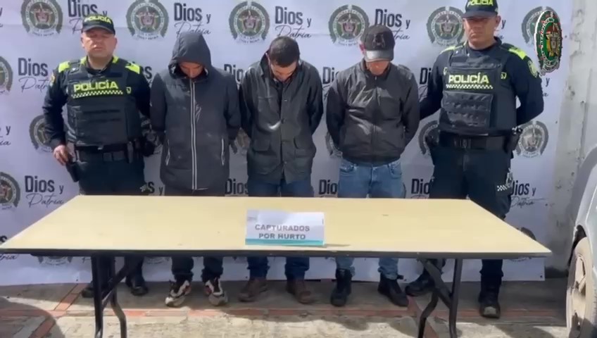 Capturaron en Sopó a 3 personas luego de un presunto robo de un carro Gracias a la activación de un plan candado, la Policía de Sopó logró la captura de 3 sujetos que pretendían escapar luego de un intento de robo de un carro.
