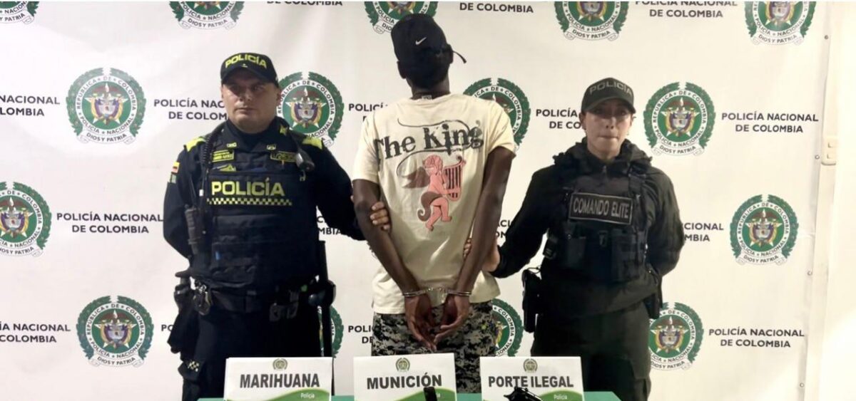 En Kennedy: Policía capturó a 4 delincuentes en el sector de María Paz Durante un patrullaje en el sector, los uniformados notaron a cuatro hombres con actitud sospechosa. Apenas los vieron, los tipos intentaron escabullirse, pero los policías actuaron rápido
