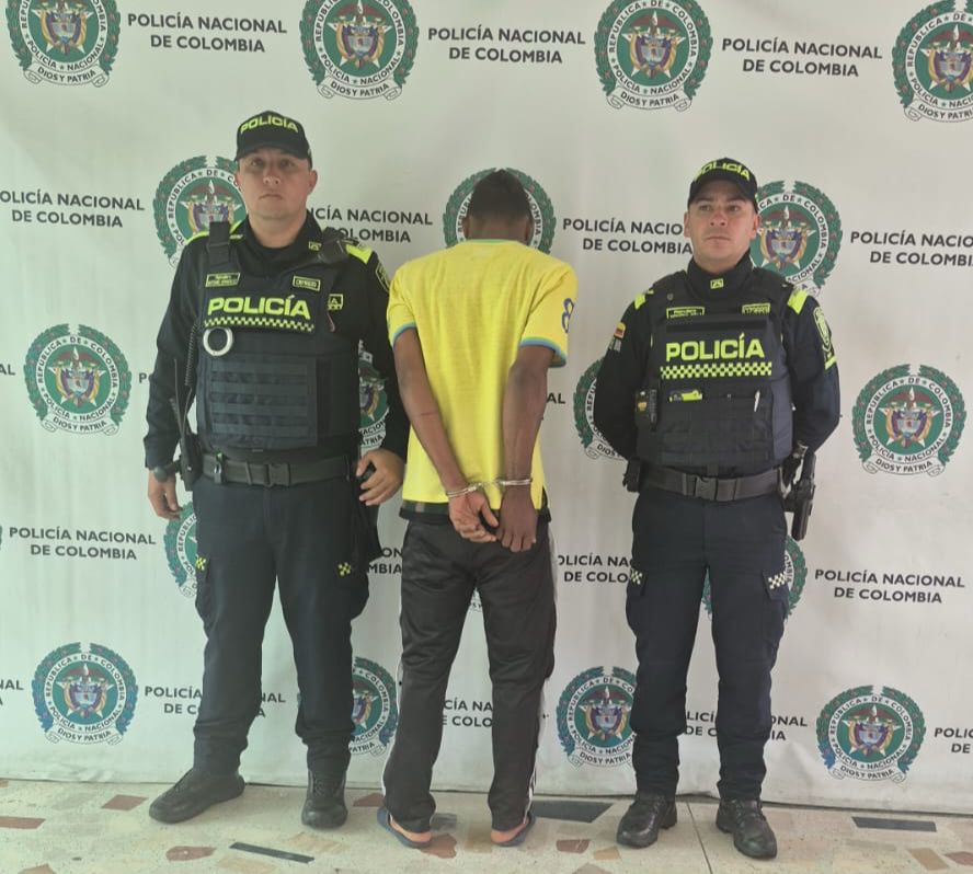 En Kennedy: Policía capturó a 4 delincuentes en el sector de María Paz Durante un patrullaje en el sector, los uniformados notaron a cuatro hombres con actitud sospechosa. Apenas los vieron, los tipos intentaron escabullirse, pero los policías actuaron rápido