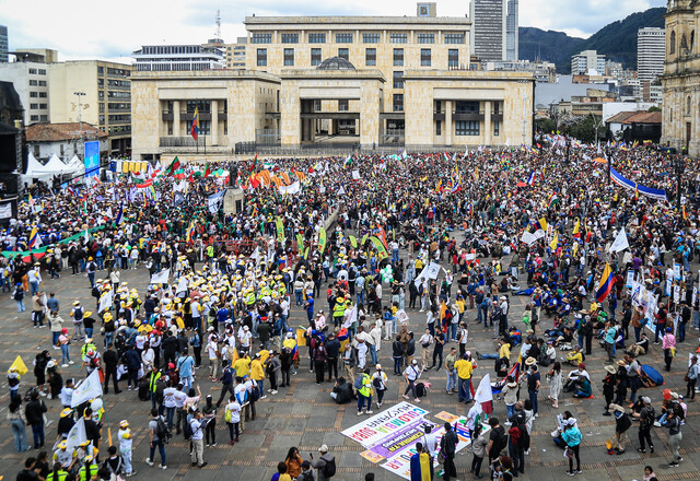 Este es el balance de las marchas del Día del Trabajo en Bogotá 2 Este es el balance de las marchas del Día del Trabajo en Bogotá La Plaza de Bolívar fue el corazón del encuentro. Hacia el mediodía, el lugar estaba casi a reventar, con miles de personas que ondeaban banderas.