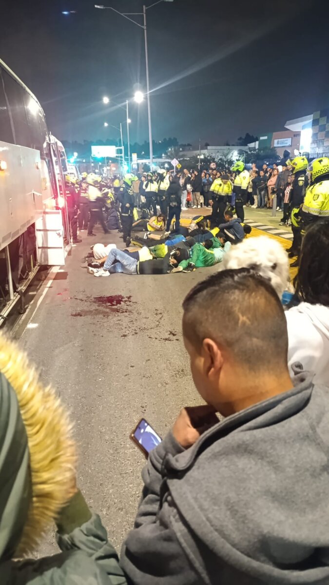 EN VIDEO: Grupo de hinchas habría robado un bus y retuvieron al conductor en Usme El hecho ocurrió en inmediaciones del Portal de Transmilenio, en este sitio, un grupo de Policías intentaron detener el bus robado pero estos sujetos no acataban las órdenes de parar.