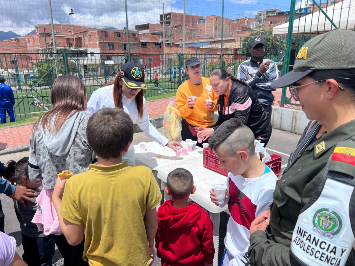 Más de 250 niños participaron en jornada contra la violencia en Ciudad Bolívar Durante el evento, los uniformados no solo compartieron con los niños sino que también aprovecharon para hablarles de valores, respeto y autocuidado.