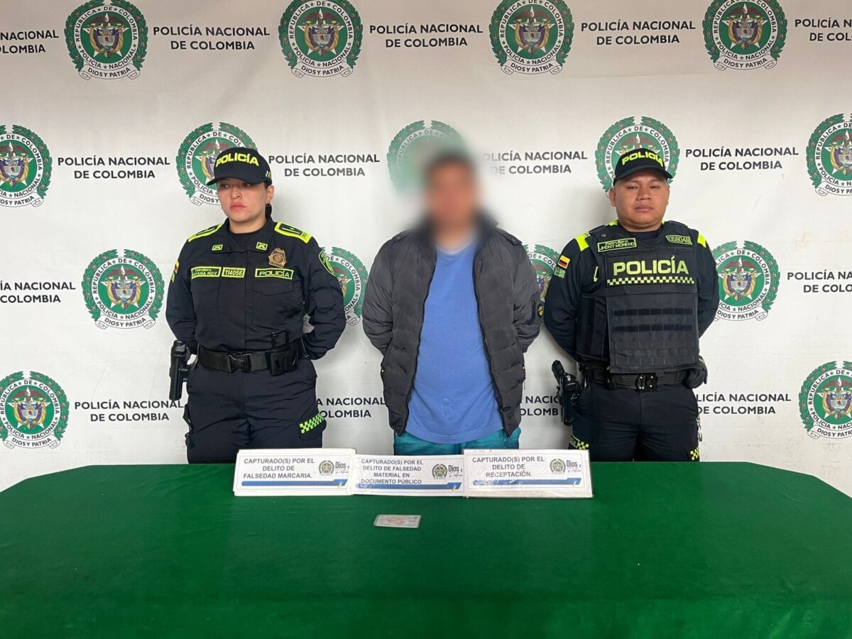 Capturaron a un hombre que pretendía vender un carro robado por redes sociales El dueño del carro buscó su vehículo en redes sociales e identificó que alguien lo estaba vendiendo en Marketplace.