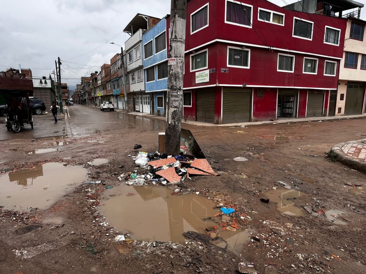 Alexánder Tabares fue apuñalado a traición en Villa Anny 2 Alexánder Tabares fue apuñalado a traición en Villa Anny En la tarde de este martes un hombre fue apuñalado en vía pública del barrio Villa Anny en Bosa. Fue trasladado a centro médico pero falleció.