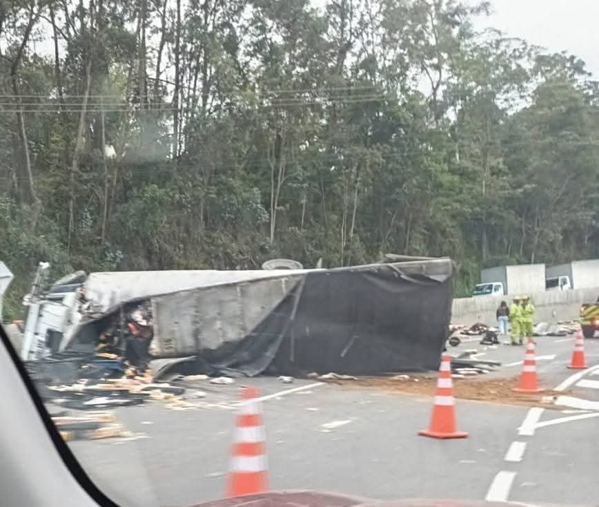Tragedia en la vía Fusagasugá-Bogotá: conductor murió en accidente de tránsito El accidente dejó un camión volcado en la vía, el conductor del vehículo falleció en el lugar del siniestro.