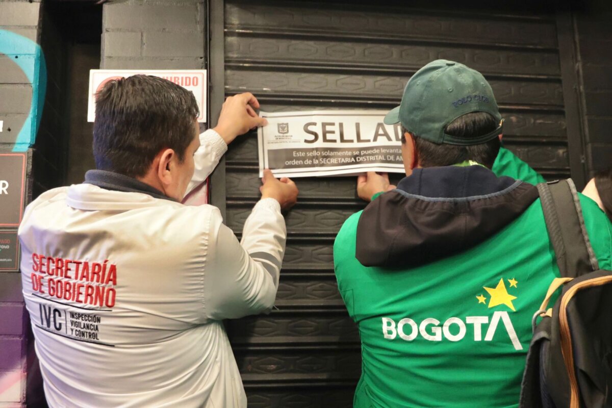 La Secretaría de Ambiente cerró 2 locales en Chapinero por ruidosos 2 La Secretaría de Ambiente cerró 2 locales en Chapinero por ruidosos El operativo fue liderado por la Secretaría Distrital de Ambiente en compañía del alcalde de Bogotá, Carlos Fernando Galán.