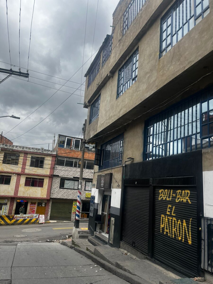 Joven fue asesinado a puñaladas en un bar de Rafael Uribe El hecho ocurrió hacia las 3:00 de la mañana en un bar donde una riña escaló hasta la muerte a puñaladas de un joven.