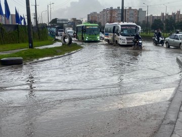 Trancones en Bogotá por la lluvias: se reportan varios encharcamientos 2 Trancones en Bogotá por la lluvias: se reportan varios encharcamientos La situación en Fontibón, por ejemplo, obligó a desviar el tráfico, generando congestión y retrasos que afectaron también el funcionamiento de rutas de Transmilenio.