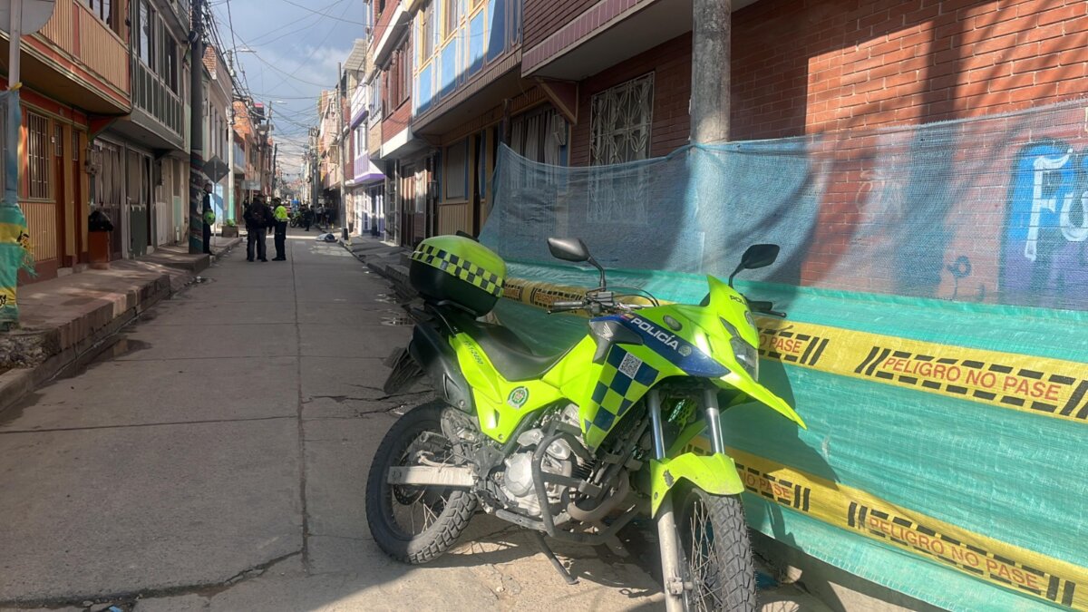 En Kennedy: acabaron con la vida de Leonardo Castañeda cerca de su casa Cuentan los testigos que, en medio del recorrido, el parrillero de la moto sacó un arma de fuego y, como si se tratara de un sicario experimentado, disparó en repetidas ocasiones contra la víctima.