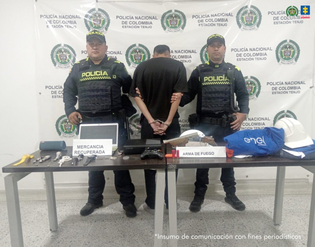 Cárcel para 4 personas señaladas de robar fincas en Tenjo y Fusagasugá 2 Cárcel para 4 personas señaladas de robar fincas en Tenjo y Fusagasugá A pesar de que ninguno aceptó los cargos, el juez les dictó medida de aseguramiento en centro carcelario mientras avanza el proceso judicial.