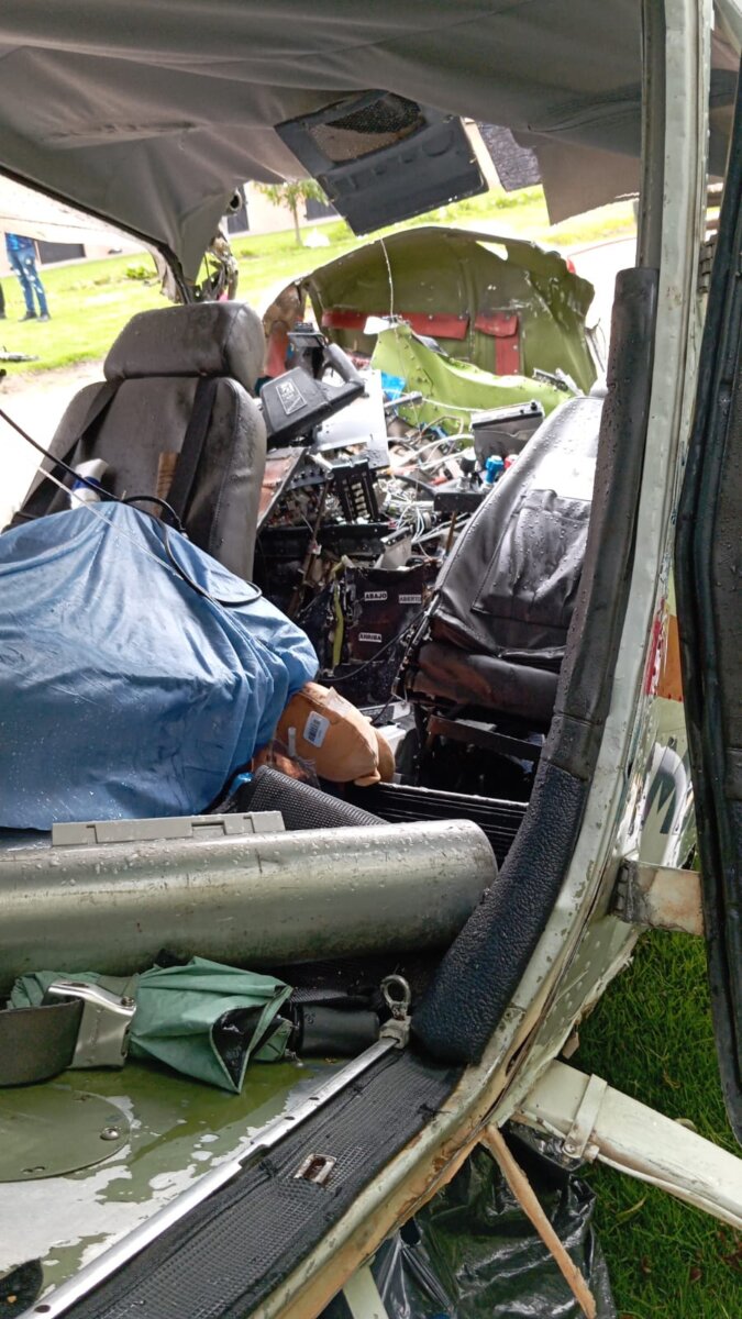 Avioneta con cinco pasajeros se estrelló en Cundinamarca Al parecer la avioneta trasladaba a un paciente y las causas del aterrizaje forzoso son aún materia de investigación.