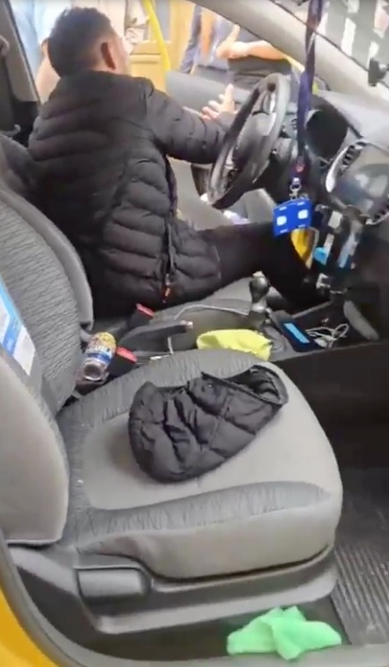 Capturaron a taxista que presuntamente borracho arrolló a una madre y su hija en Engativá 1 Capturaron a taxista que presuntamente borracho arrolló a una madre y su hija en Engativá El incidente se presentó en el sector de Engativá Pueblo y el capturado fue puesto a disposición de la Fiscalía General de la Nación.