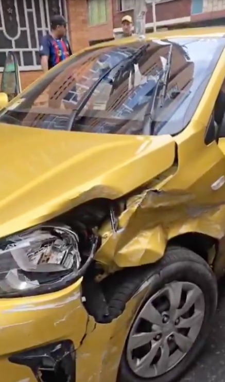 Capturaron a taxista que presuntamente borracho arrolló a una madre y su hija en Engativá 2 Capturaron a taxista que presuntamente borracho arrolló a una madre y su hija en Engativá El incidente se presentó en el sector de Engativá Pueblo y el capturado fue puesto a disposición de la Fiscalía General de la Nación.