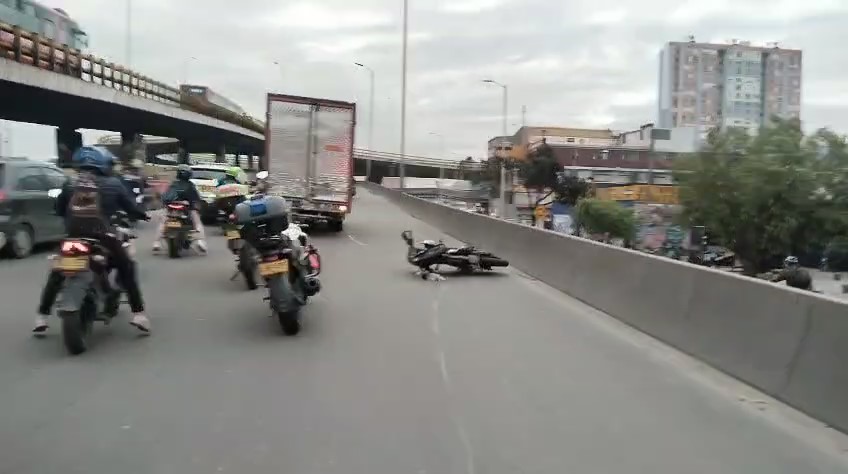Accidente entre camión y motociclista afecta la movilidad en Los Mártires 1 Accidente entre camión y motociclista afecta la movilidad en Los Mártires