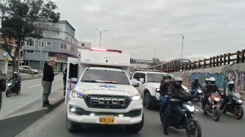Accidente entre camión y motociclista afecta la movilidad en Los Mártires 2 Accidente entre camión y motociclista afecta la movilidad en Los Mártires Las autoridades de tránsito ya hacen presencia sobre la Avenida NQS con Calle 5A, lugar donde ocurrió el accidente.