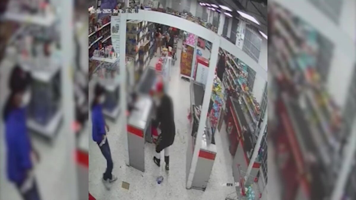 Cayeron 'Los Mercantes', robaban supermercados en Rafael Uribe y San Cristóbal 2 Cayeron 'Los Mercantes', robaban supermercados en Rafael Uribe y San Cristóbal Los Mercantes entraban armados a los locales, amenazaban a empleados y clientes, y luego, con un destornillador, violentaban las cajas registradoras para llevarse el billete.
