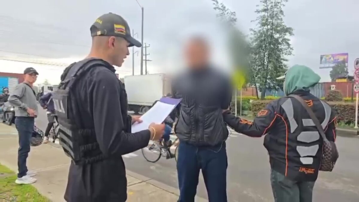 En Soacha: Desmantelaron a 'Los Satanás' por extorsión a comerciantes 3 En Soacha: Desmantelaron a 'Los Satanás' por extorsión a comerciantes En un gran operativo liderado por el GAULA de la Policía, en coordinación con la Fiscalía y la Seccional de Inteligencia, fueron capturados 10 integrantes de la banda criminal ‘Los Satanás’, dedicada a la extorsión de comerciantes y conductores de transporte informal en Soacha y zonas limítrofes con Bogotá.