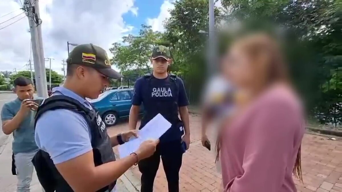 En Soacha: Desmantelaron a 'Los Satanás' por extorsión a comerciantes 4 En Soacha: Desmantelaron a 'Los Satanás' por extorsión a comerciantes En un gran operativo liderado por el GAULA de la Policía, en coordinación con la Fiscalía y la Seccional de Inteligencia, fueron capturados 10 integrantes de la banda criminal ‘Los Satanás’, dedicada a la extorsión de comerciantes y conductores de transporte informal en Soacha y zonas limítrofes con Bogotá.