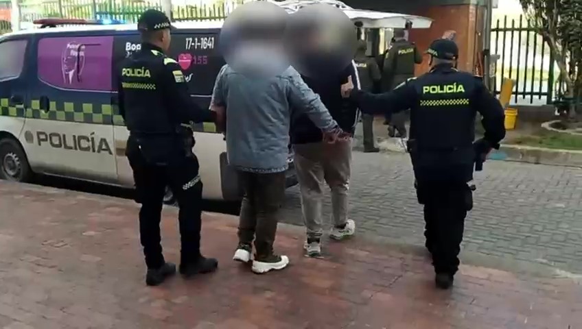 Capturaron a 3 sujetos tras robar una camioneta en Usme 3 Capturaron a 3 sujetos tras robar una camioneta en Usme #AsíPasó Uniformados de la Estación de Policía Usme montaron un operativo relámpago para cerrar las vías de escape y les salieron al paso a los criminales.