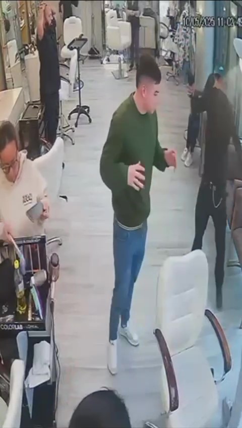El 'Rey de las extensiones' denunció millonario atraco en su local en Bogotá 3 El 'Rey de las extensiones' denunció millonario atraco en su local en Bogotá Aunque las autoridades ya fueron notificadas y se encuentran investigando el caso, hasta el momento no se han reportado capturas ni recuperación de los elementos robados.