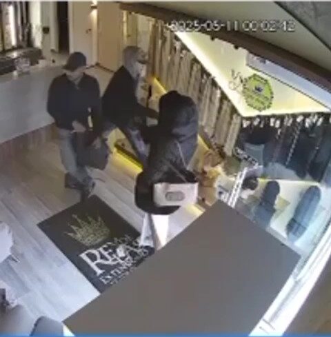El 'Rey de las extensiones' denunció millonario atraco en su local en Bogotá 4 El 'Rey de las extensiones' denunció millonario atraco en su local en Bogotá Aunque las autoridades ya fueron notificadas y se encuentran investigando el caso, hasta el momento no se han reportado capturas ni recuperación de los elementos robados.