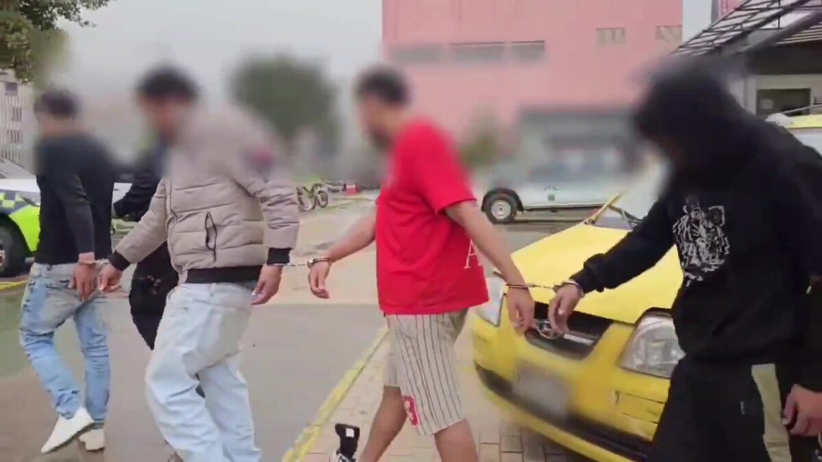 ¡Los pillaron robando cable en Sibaté! Las autoridades recuperaron 60 metros de cable avaluado en 7 millones de pesos y un carro fue incautado.