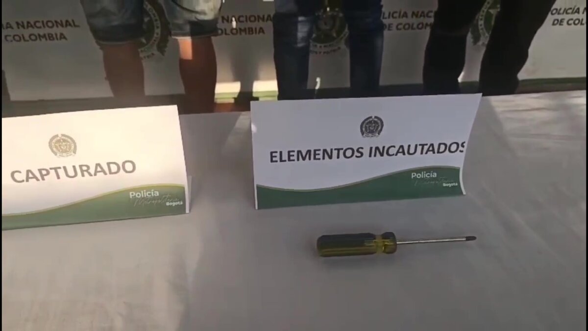 Cayeron 'Los Retenedores', modificaban cajeros para robar dinero en Chapinero 2 Cayeron 'Los Retenedores', modificaban cajeros para robar dinero en Chapinero Según las autoridades, los sujetos llegaban temprano en la mañana, modificaban el cajero y regresaban horas después para llevarse los billetes que quedaban atrapados.