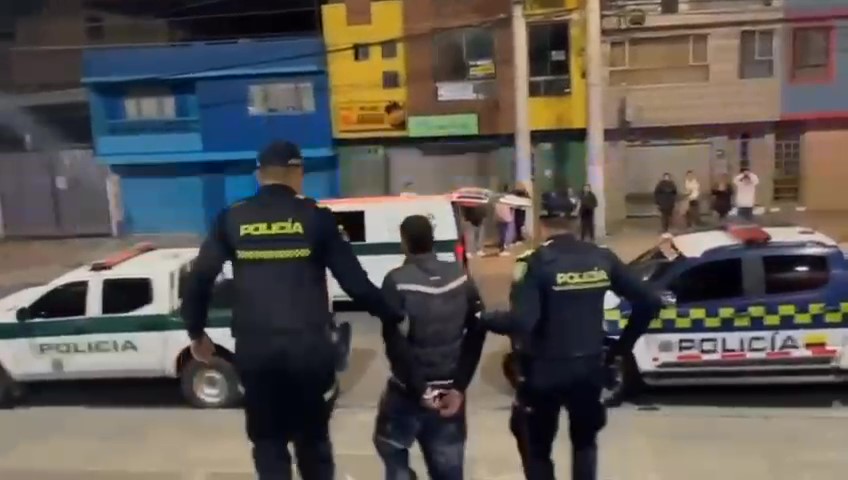 En Diana Turbay capturaron a 2 hombres por robo y uso ilegal de uniformes de la Policía 2 En Diana Turbay capturaron a 2 hombres por robo y uso ilegal de uniformes de la Policía Los policías hallaron un chaleco balístico con insignias de la Policía, un carné falso, tres chaquetas similares a las usadas por la SIJIN.