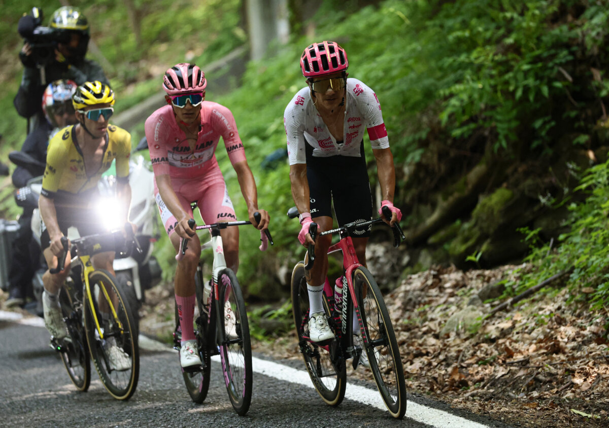 Giro de Italia: Simon Yates remontó en la última etapa de montaña y le arrebató el título a Del Toro 1 Giro de Italia: Simon Yates remontó en la última etapa de montaña y le arrebató el título a Del Toro Isaac del Toro, que fue líder en gran parte del Giro de Italia, terminó segundo en la general; el ecuatoriano, Richard Carapaz será tercero. Los colombianos, en el Top 10.