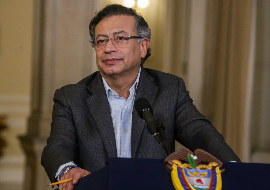 "Yo ni siquiera pedí que me invitaran": Bolívar sobre incidente con Petro 2 "Yo ni siquiera pedí que me invitaran": Bolívar sobre incidente con Petro Sobre su distanciamiento con el presidente, Bolívar señaló que empezó desde una reunión que tuvieron en la que le manifestó su intención de renunciar para lanzar su candidatura presidencial.