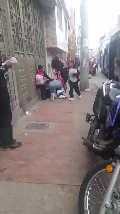 Mujer golpeó brutalmente a su hijastra en plena calle de Suba