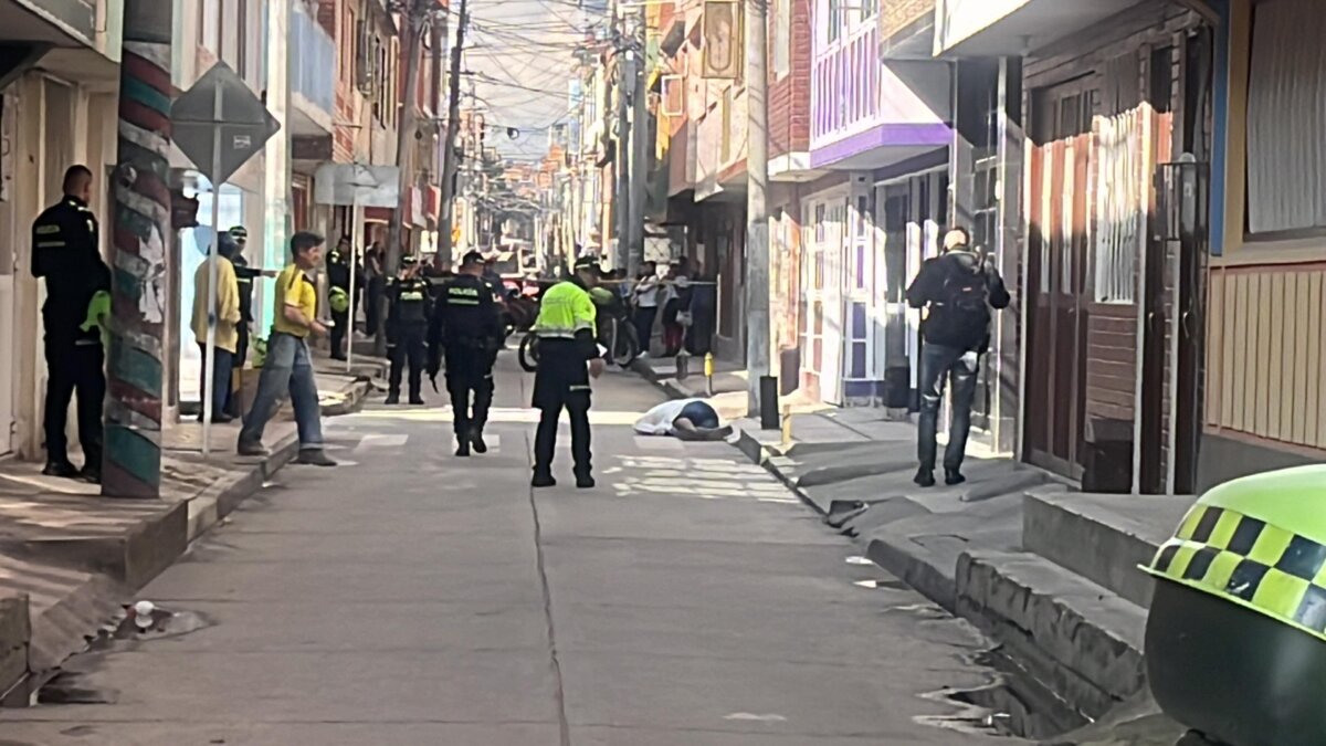 En Kennedy: acabaron con la vida de Leonardo Castañeda cerca de su casa Cuentan los testigos que, en medio del recorrido, el parrillero de la moto sacó un arma de fuego y, como si se tratara de un sicario experimentado, disparó en repetidas ocasiones contra la víctima.