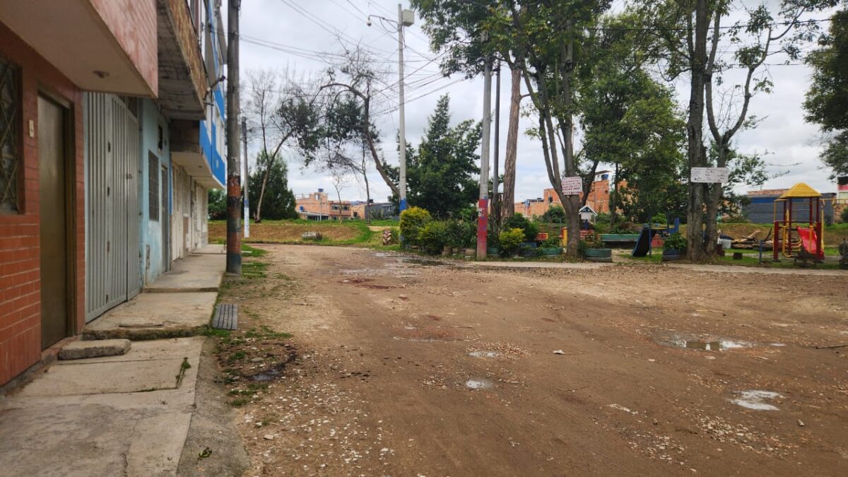 Fontibón: mató a un hombre en el barrio Casandra y se lanzó al Río Bogotá para escapar de la Policía 1 Fontibón: mató a un hombre en el barrio Casandra y se lanzó al Río Bogotá para escapar de la Policía Pese a su osado intento de escapar por las contaminadas aguas del río Bogotá, la Policía logró capturarlo. Así ocurrió el hecho en Fontibón.