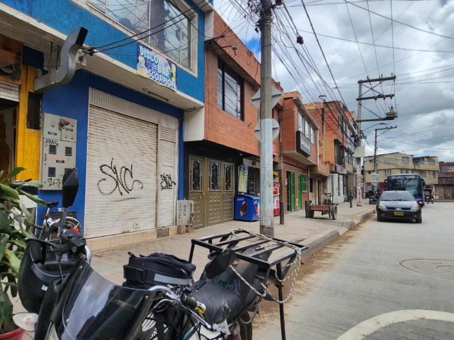Bosa: Doble ataque acaba con las vidas de Giovanni y Darianny en un bar de San Bernandino Los sujetos que acabaron con la vida de Giovanni Martínez y Darianny Pimentel en un bar de Bosa escaparon.