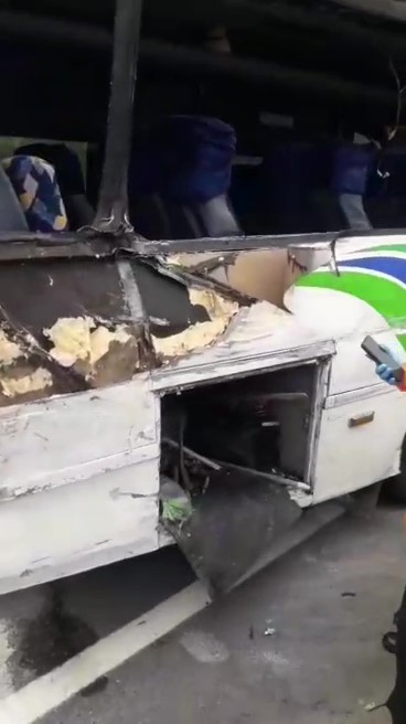 Accidente de bus dejó 11 personas muertas en vía Cajamarca-Calarcá 3 Accidente de bus dejó 11 personas muertas en vía Cajamarca-Calarcá En medio del caos, transeúntes y socorristas trataban de auxiliar a los sobrevivientes. El Cuerpo de Bomberos, el CTI, Tránsito y la Policía atienden la emergencia.