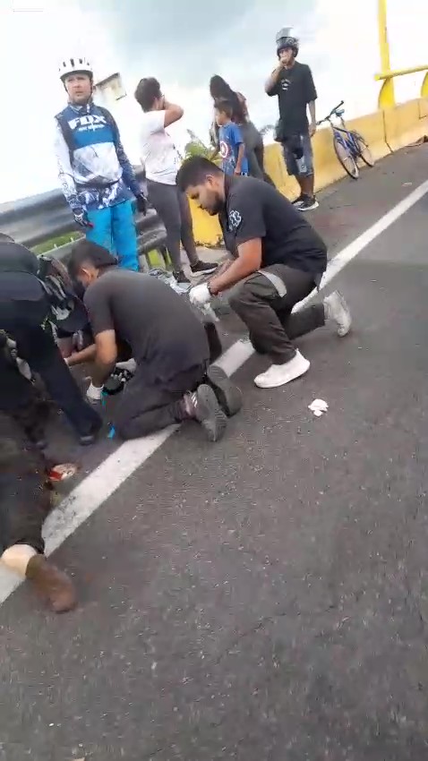 Accidente de bus dejó 11 personas muertas en vía Cajamarca-Calarcá 2 Accidente de bus dejó 11 personas muertas en vía Cajamarca-Calarcá En medio del caos, transeúntes y socorristas trataban de auxiliar a los sobrevivientes. El Cuerpo de Bomberos, el CTI, Tránsito y la Policía atienden la emergencia.