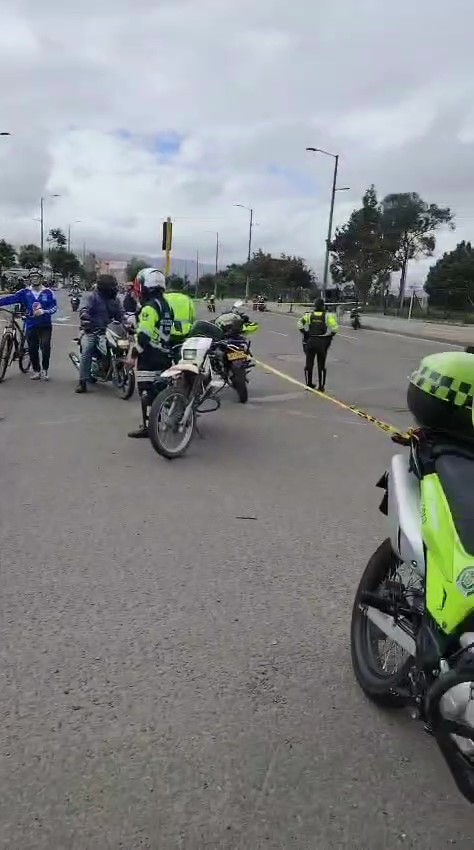 Motociclista falleció en accidente de tránsito en la Av. Cali La vía se encuentra bloqueada y genera grandes retrasos en la movilidad de este sector de la ciudad, se recomienda tomar como vía alterna la Avenida Suba.