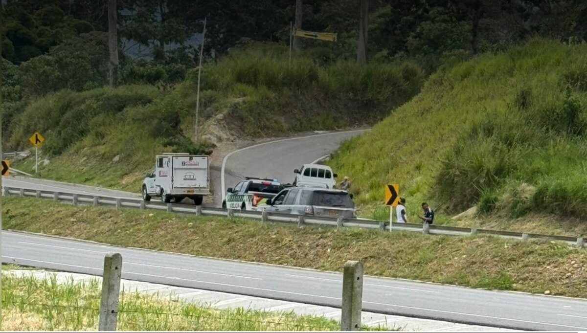 En Fusagasugá encontraron el cuerpo de un hombre en una zona rural Cerca de las 12:20 p. m., un vecino que transitaba por el sector conocido como Quebrajacho alertó a las autoridades tras encontrar el cuerpo del hombre.
